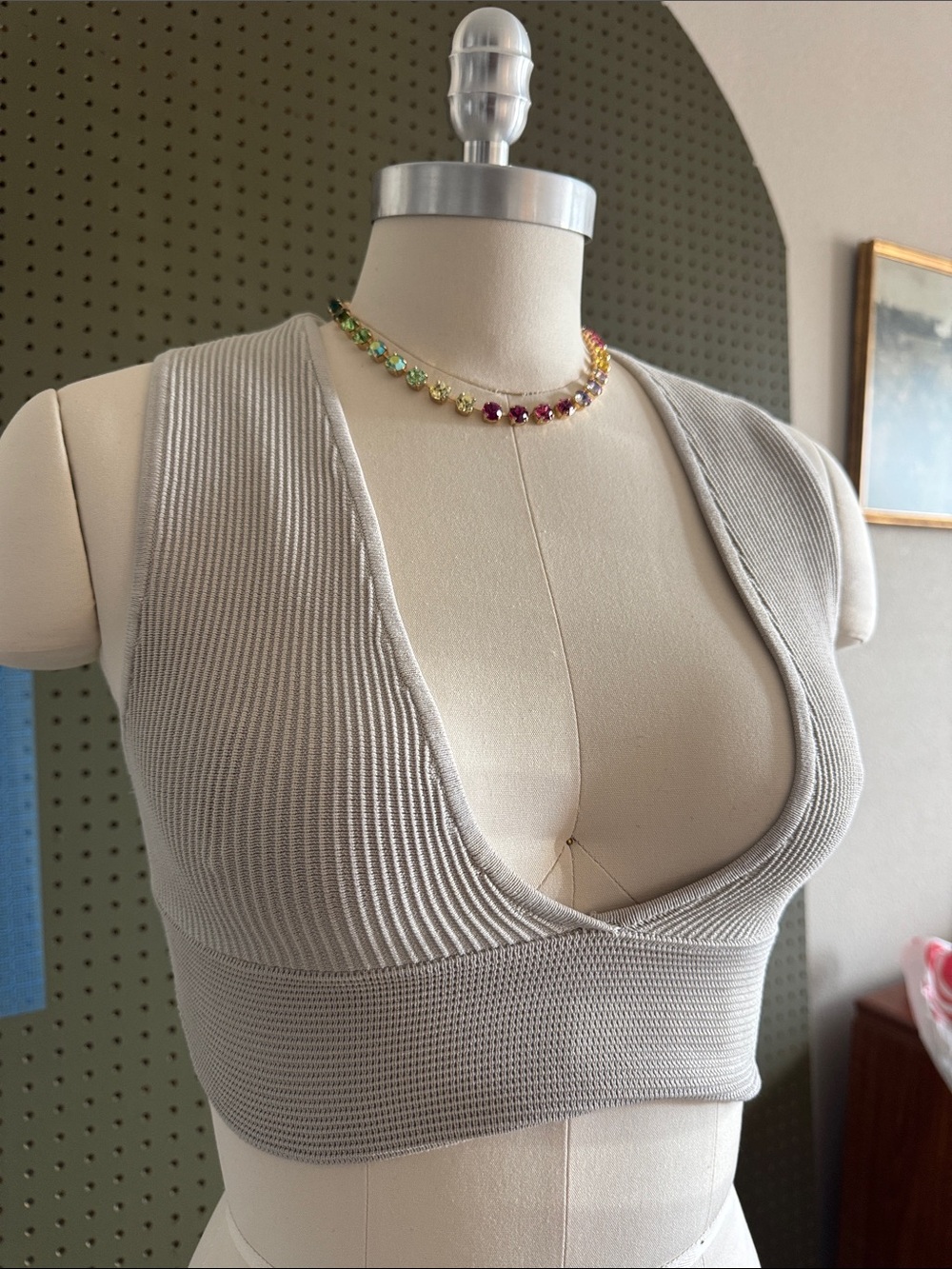 Aritiza BabatonRibbed V-Neck Crop Tank Top in Light Gray